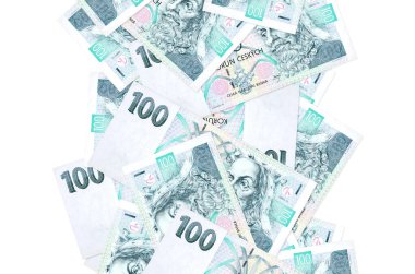 100 Çek korun banknotu beyazın üzerinde izole bir şekilde uçuyor. Birçok banknot sol ve sağ tarafta beyaz kopya alanı ile düşüyor
