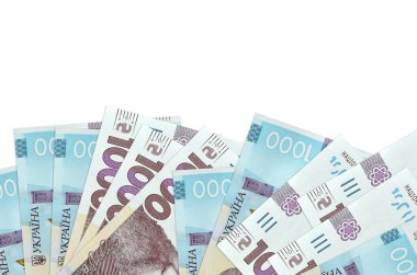 Ekranın alt tarafında 1000 tane Ukrayna hrivniası banknotu var. Beyaz arka planda, kopyalama alanı ile izole edilmiş. Paralı iş kavramları için arkaplan afişi şablonu