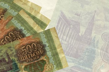 500 Rus rublesi, büyük yarı şeffaf banknotun arka planında duruyor. Kopyalama alanı olan soyut iş arkaplanı