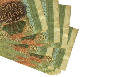500 Rus rublesi küçük gruplar halinde ya da beyaza izole edilmiş paketler halinde yatar. Kopyalama alanı olan bir model. İş ve para değişimi kavramı