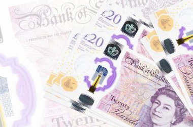 20 İngiliz sterlinli banknotlar büyük yarı şeffaf banknotların arkasında duruyor. Ulusal para biriminin soyut sunumu. İş konsepti