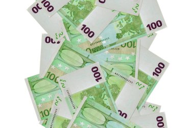 100 Euro 'luk banknotlar beyazlar üzerinde izole bir şekilde uçuyor. Birçok banknot sol ve sağ tarafta beyaz kopya alanı ile düşüyor