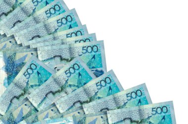 500 Kazakistan tenge banknotları beyaz arka planda izole edilmiş ve fana yerleştirilmiş bir kopya alanı var. Maaş zamanı kavramı veya finansal işlemler