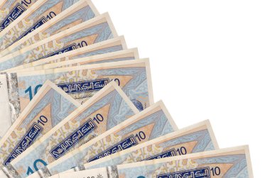 10 Tunus dinarı banknotları beyaz arka planda izole bir şekilde duruyor ve fotokopi alanı da vantilatöre yakın duruyor. Maaş zamanı kavramı veya finansal işlemler