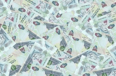 500 BAE dirhem banknotu büyük bir yığın halinde duruyor. Zengin yaşam kavramsal geçmişi. Büyük miktarda para.