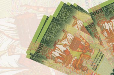 1000 Sri Lanka rupisi banknotları büyük yarı şeffaf banknotların arka planında duruyor. Ulusal para biriminin soyut sunumu. İş konsepti