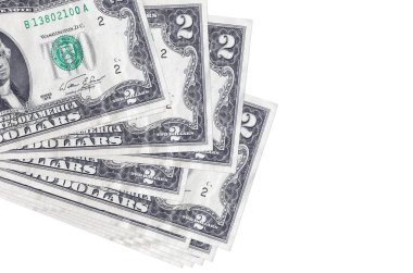 2 Amerikan doları küçük gruplar halinde ya da beyaz paketler halinde yatar. Kopyalama alanı olan bir model. İş ve para değişimi kavramı