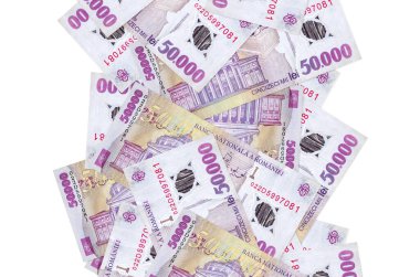 50.000 Rumen Ley faturası beyazın üzerinde izole bir şekilde aşağı uçuyor. Birçok banknot sol ve sağ tarafta beyaz kopya alanı ile düşüyor