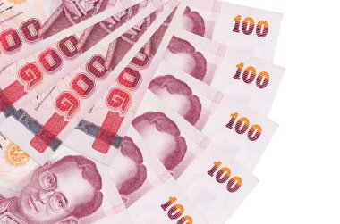 100 Tayland baht banknotları beyaz arka planda izole edilmiş bir şekilde duruyor ve fotokopi alanı fan şeklinde dizilmiş. Finansal işlemler kavramı