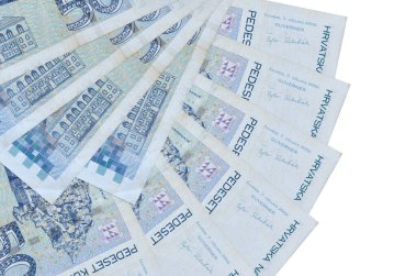 50 Hırvat kuna banknotu beyaz zemin üzerinde izole edilmiş, fotokopi alanı da fan şeklinde üst üste yığılmış. Finansal işlemler kavramı
