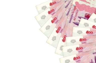 500 Kamboçya ayaklanması faturası beyaz arka planda, fotokopi alanı ile izole bir şekilde duruyor. Zengin yaşam kavramsal geçmişi. Büyük miktarda ulusal para birimi zenginliği