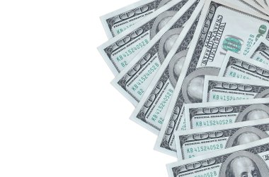 100 Amerikan doları banknotlar beyaz arka planda fotokopi alanı ile izole bir şekilde duruyor. Zengin yaşam kavramsal geçmişi. Büyük miktarda ulusal para birimi zenginliği