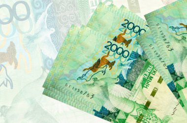 2000 Kazakistan tenge faturası büyük yarı şeffaf banknotun arka planında duruyor. Ulusal para biriminin soyut sunumu. İş konsepti