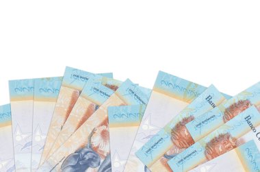 2 Venezüella bolivarı banknotları ekranın alt tarafında, beyaz arka planda, kopyalama alanı ile izole bir şekilde duruyor. Paralı iş kavramları için arkaplan afişi şablonu