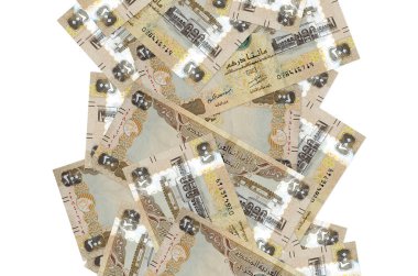 200 BAE Dirhams banknotu beyazın üzerinde izole bir şekilde uçuyor. Birçok banknot sol ve sağ tarafta beyaz kopya alanı ile düşüyor