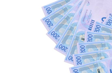 200 İsrailli yeni şekel banknotları beyaz arka planda fotokopi alanı ile izole bir şekilde duruyor. Zengin yaşam kavramsal geçmişi. Büyük miktarda ulusal para birimi zenginliği