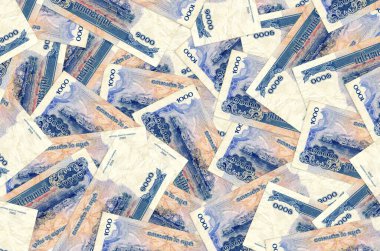 1000 Kamboçyalı isyan faturası büyük bir yığın halinde duruyor. Zengin yaşam kavramsal geçmişi. Büyük miktarda para.