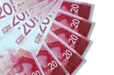 20 İsrailli yeni şekel banknotları beyaz arka planda izole edilmiş, fotokopi alanı da yakın planda. Finansal işlemler kavramı