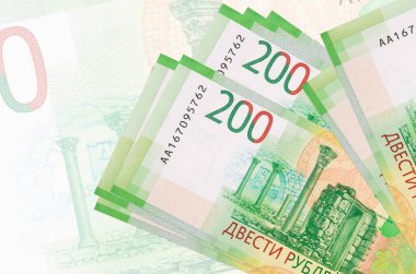 200 Rus Rublesi banknotları büyük yarı şeffaf banknotların arka planında duruyor. Ulusal para biriminin soyut sunumu. İş konsepti