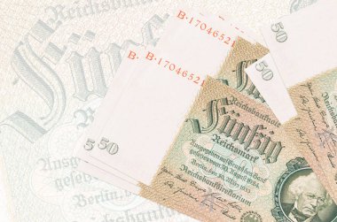 Yarı şeffaf banknotların arka planında 50 Reich markı banknotları duruyor. Ulusal para biriminin soyut sunumu. İş konsepti