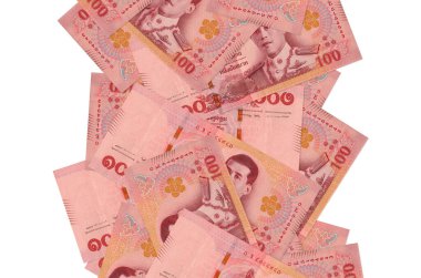 100 Tayland baht banknotları beyazlar üzerinde izole bir şekilde uçuyor. Birçok banknot sol ve sağ tarafta beyaz kopya alanı ile düşüyor