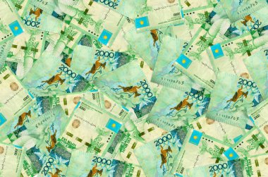 2000 Kazakistan tenge banknotları büyük yığın halinde duruyor. Zengin yaşam kavramsal geçmişi. Büyük miktarda para.