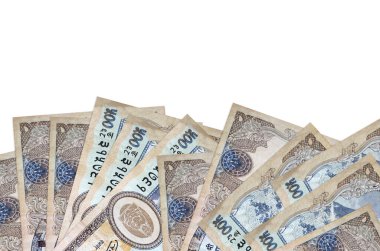 Ekranın alt tarafında 500 Nepal rupi banknot var. Beyaz arka planda izole edilmiş ve fotokopi alanı var. Paralı iş kavramları için arkaplan afişi şablonu