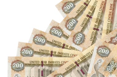200 BAE dirhem banknotu beyaz üzerine izole edilmiş farklı bir sırayla yatar. Yerel bankacılık ya da para kazanma konsepti. İş arkaplanı afişi