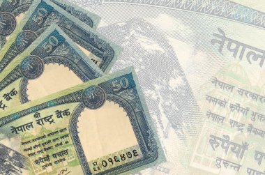 50 Nepal rupi banknotları büyük yarı şeffaf banknotların arka planında duruyor. Kopyalama alanı olan soyut iş arkaplanı
