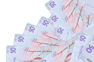 50 Ukrayna hrivniası banknotu beyazın üzerinde ayrı bir sırayla yatıyor. Yerel bankacılık ya da para kazanma konsepti. İş arkaplanı afişi