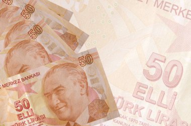 Büyük yarı şeffaf banknotun arka planında 50 Türk lirası duruyor. Kopyalama alanı olan soyut iş arkaplanı