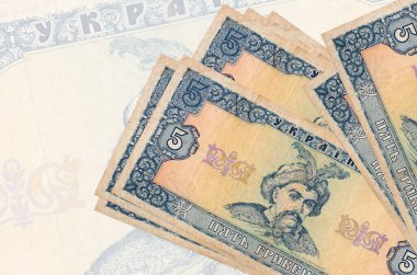 5 Ukrayna hrivniası faturası büyük yarı şeffaf banknotun arka planında duruyor. Ulusal para biriminin soyut sunumu. İş konsepti