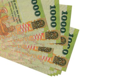 1000 Sri Lanka rupisi küçük gruplar halinde ya da beyaz paketler halinde yatar. Kopyalama alanı olan bir model. İş ve para değişimi kavramı