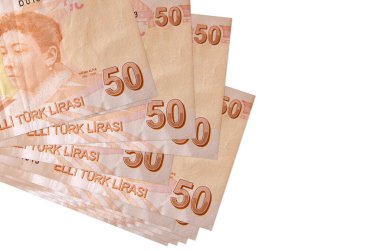 50 Türk lirası küçük gruplar halinde ya da beyaza izole edilmiş paketler halinde duruyor. Kopyalama alanı olan bir model. İş ve para değişimi kavramı