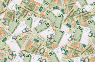 50 Belorus rublesi banknotları büyük bir yığın halinde duruyor. Zengin yaşam kavramsal geçmişi. Büyük miktarda para.