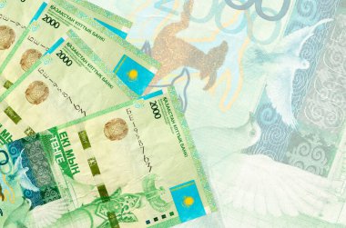 2000 Kazakistan tenge faturası büyük yarı şeffaf banknotun arka planında duruyor. Kopyalama alanı olan soyut iş arkaplanı