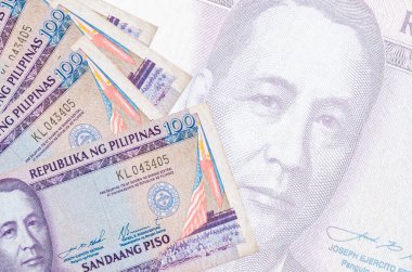 100 Filipin piso faturası büyük yarı şeffaf banknotun arka planında duruyor. Kopyalama alanı olan soyut iş arkaplanı