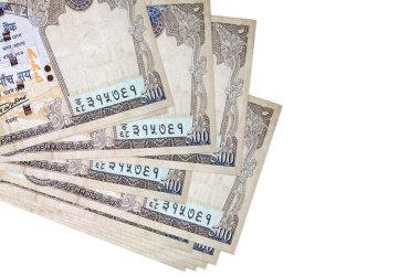 500 Nepal rupisi küçük gruplar halinde ya da beyaza izole edilmiş paketler halinde yatar. Kopyalama alanı olan bir model. İş ve para değişimi kavramı