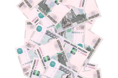 Beyaz üzerinde izole edilmiş 1000 Rus rublesi. Birçok banknot sol ve sağ tarafta beyaz kopya alanı ile düşüyor