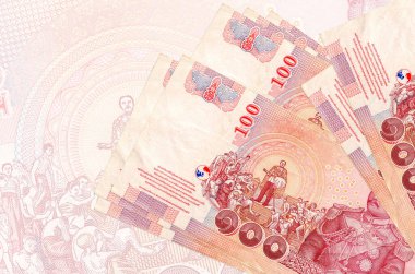100 Tayland Baht faturası büyük yarı şeffaf banknotun arka planında duruyor. Ulusal para biriminin soyut sunumu. İş konsepti