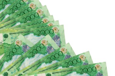 2000 Kazakistan tenge banknotları beyaz arka planda izole edilmiş bir şekilde duruyor. Fan kaplamasında da kopya alanı var. Maaş zamanı kavramı veya finansal işlemler