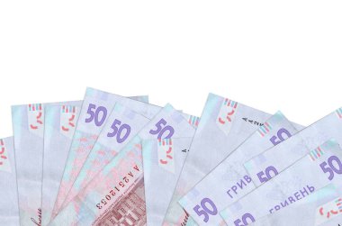 Ekranın alt tarafında 50 Ukrayna hrivniası banknotu var. Beyaz arka planda, kopyalama alanı ile izole edilmiş. Paralı iş kavramları için arkaplan afişi şablonu