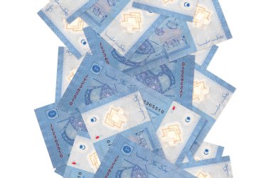 Beyaz üzerine izole edilmiş 1 Malezya ringgit senedi. Birçok banknot sol ve sağ tarafta beyaz kopya alanı ile düşüyor