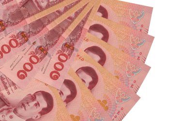 100 Tayland baht banknotları beyaz arka planda izole edilmiş bir şekilde duruyor ve fotokopi alanı fan şeklinde dizilmiş. Finansal işlemler kavramı