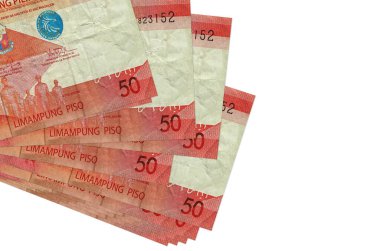 50 Filipinli piso banknotları küçük gruplar halinde ya da beyaz paketler halinde uzanıyor. Kopyalama alanı olan bir model. İş ve para değişimi kavramı