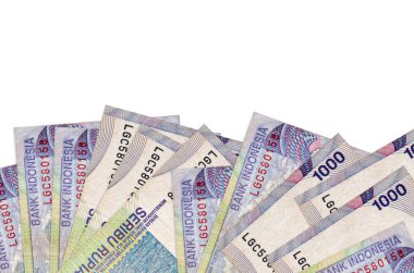 1000 Endonezya rupiası, beyaz arka planda izole edilmiş ve kopyalama alanı olan ekranın alt tarafında bulunur. Paralı iş kavramları için arkaplan afişi şablonu