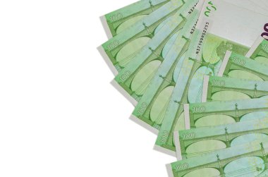 100 Euro banknotlar beyaz arka planda, fotokopi alanı ile izole bir şekilde duruyor. Zengin yaşam kavramsal geçmişi. Büyük miktarda ulusal para birimi zenginliği