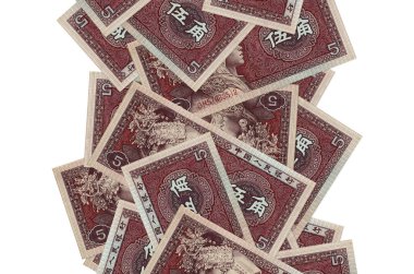 5 Çin yuanı banknotları beyazın üzerinde izole bir şekilde uçuyor. Birçok banknot sol ve sağ tarafta beyaz kopya alanı ile düşüyor