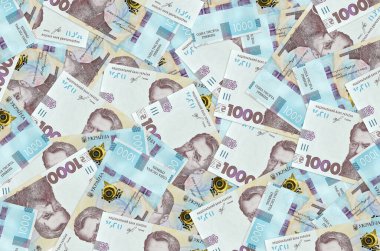 1000 Ukrayna hrivniası banknotu büyük bir yığın halinde duruyor. Zengin yaşam kavramsal geçmişi. Büyük miktarda para.