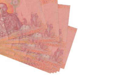100 Tayland baht banknotları küçük gruplar halinde ya da beyaz paketler halinde uzanıyor. Kopyalama alanı olan bir model. İş ve para değişimi kavramı